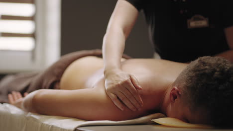 Professionelle-Massage-Zur-Heilung-Von-Wirbelosteochondrose-Und-Skoliose.-Masseurin-Streichelt-Den-Rücken